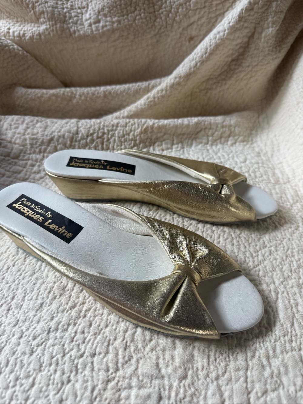 Vintage Jacques Levine Gold Metallic Leather Bow Wedge Slide Sandals Size 8 Made